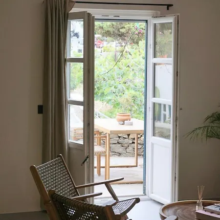 Neso - Stylish Poolside Escape For 6 In Appartamento